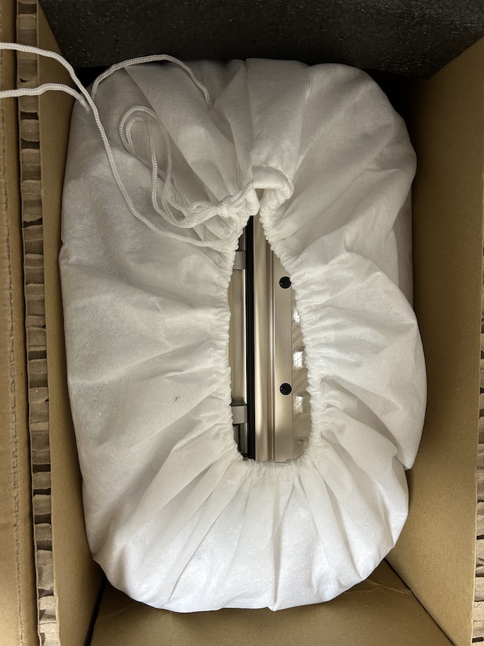 mvstのスーツケースは不織布に包まれている